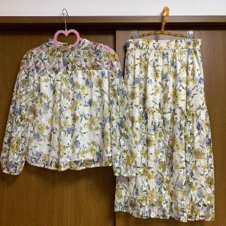 ジルバイジルスチュアート(JILL by JILLSTUART)のJILL by JILLSTUART 花柄トップス×スカート セットアップ(セット/コーデ)