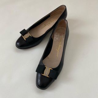 サルヴァトーレフェラガモ(Salvatore Ferragamo)のサルヴァトーレフェラガモ パンプス ヴァラ 23 6C 黒 ブラック 本革レザー(ハイヒール/パンプス)