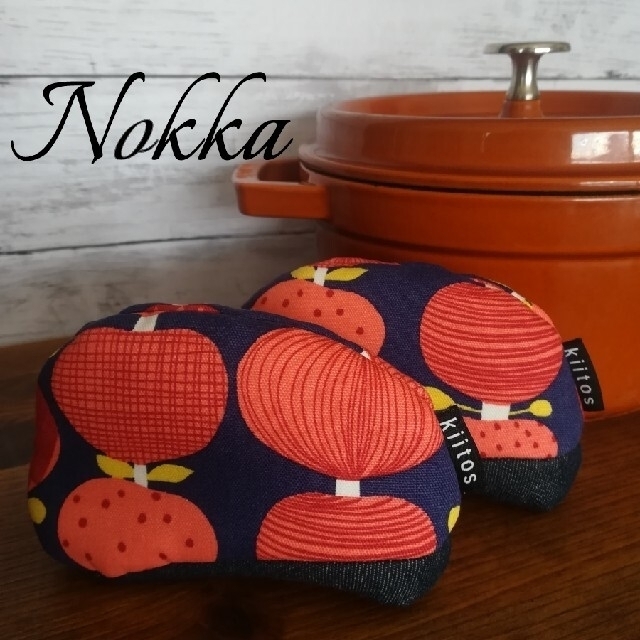 STAUB(ストウブ)の✧Nokka『ノッカ』鍋つかみ✧りんご柄　北欧風 ハンドメイドの生活雑貨(キッチン小物)の商品写真