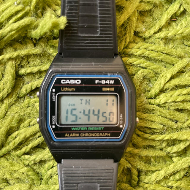 CASIO(カシオ)のCASIO F-84W 腕時計　ベルト破損 メンズの時計(腕時計(デジタル))の商品写真