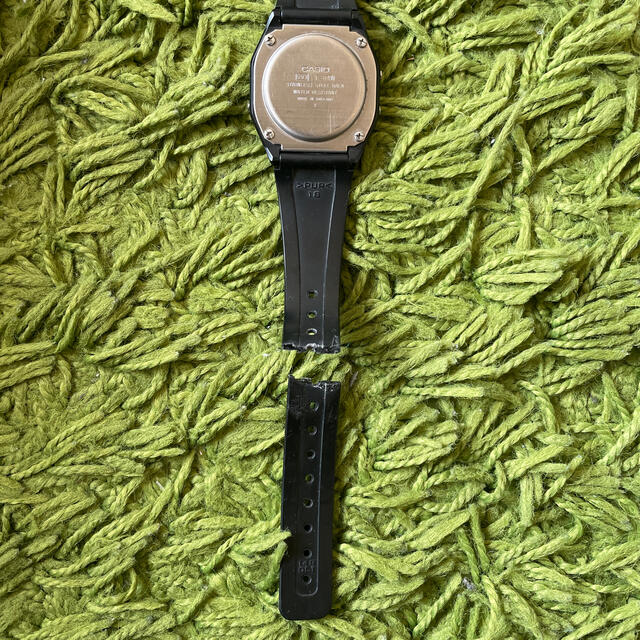 CASIO(カシオ)のCASIO F-84W 腕時計　ベルト破損 メンズの時計(腕時計(デジタル))の商品写真