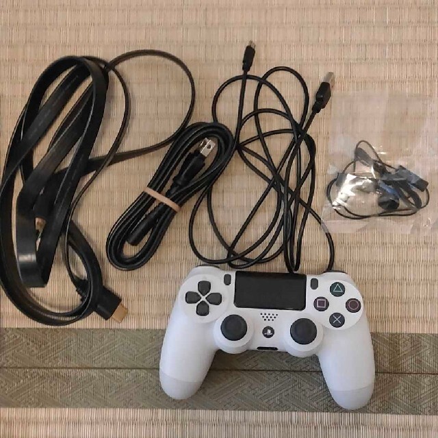 PlayStation4(プレイステーション4)のSONY PS4 Pro 本体 ホワイト　1TB エンタメ/ホビーのゲームソフト/ゲーム機本体(家庭用ゲーム機本体)の商品写真