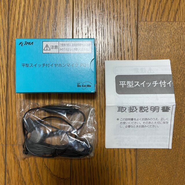 NTTdocomo(エヌティティドコモ)の平型スイッチ付イヤホンマイク P01 スマホ/家電/カメラのオーディオ機器(ヘッドフォン/イヤフォン)の商品写真