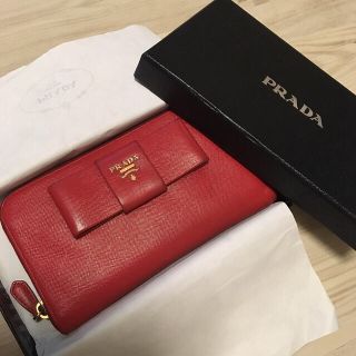 プラダ(PRADA)のプラダ 珍しい赤色 リボン サフィアーノ 長財布 (財布)