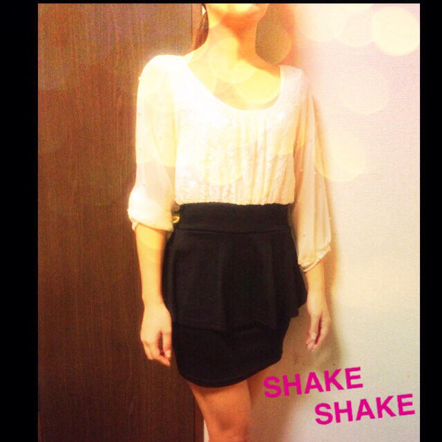 SHAKE SHAKE(シェイクシェイク)のSHAKESHAKE ワンピース レディースのワンピース(ミニワンピース)の商品写真