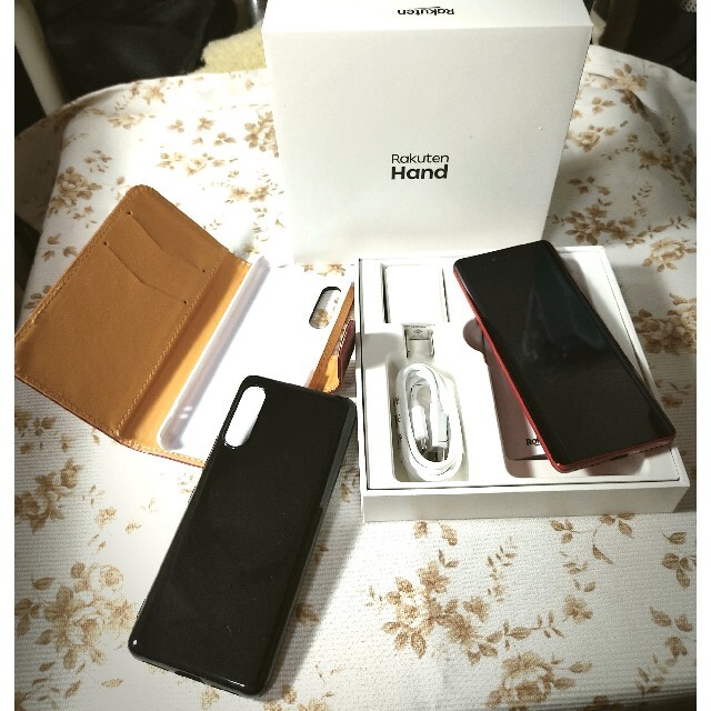 Rakuten Hand P710 レッド 美品 スマホ/家電/カメラのスマートフォン/携帯電話(スマートフォン本体)の商品写真
