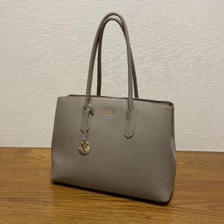 フルラ(Furla)の美品■FURLA■フルラ■トートバッグ■テッサ■グレー系■チャーム付(トートバッグ)