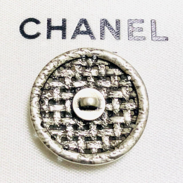 CHANEL(シャネル)のNo.84  CHANEL シャネル ボタン 正規品 ハンドメイドの素材/材料(各種パーツ)の商品写真
