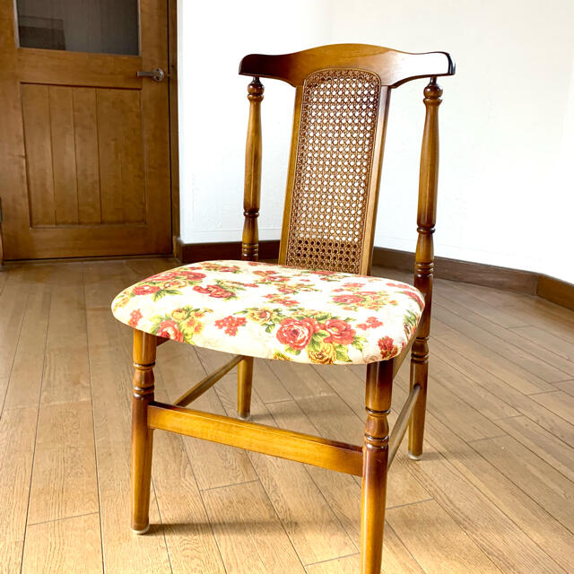 ヴィンテージフラワーチェア　ラタン　花柄 インテリア/住まい/日用品の椅子/チェア(ダイニングチェア)の商品写真