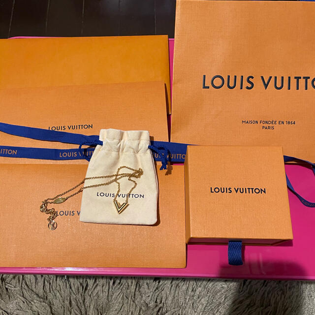 LOUIS VUITTON エッセンシャルV ネックレス