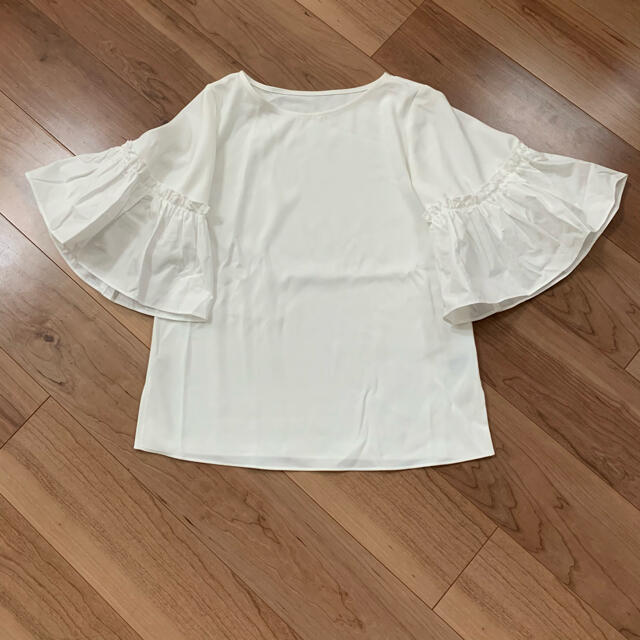 ZARA(ザラ)の新品★バースデーバッシュ★ビッグフリルトップス レディースのトップス(Tシャツ(半袖/袖なし))の商品写真