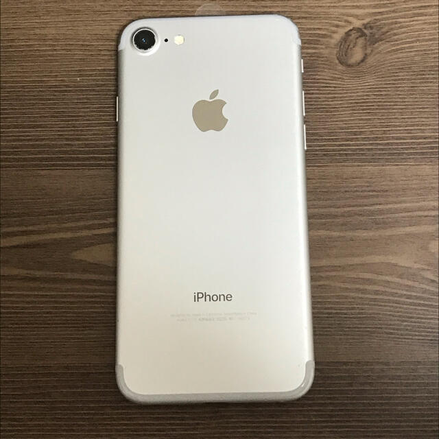 iPhone(アイフォーン)のiPhone7 Silver 128 GB SIMフリー スマホ/家電/カメラのスマートフォン/携帯電話(スマートフォン本体)の商品写真