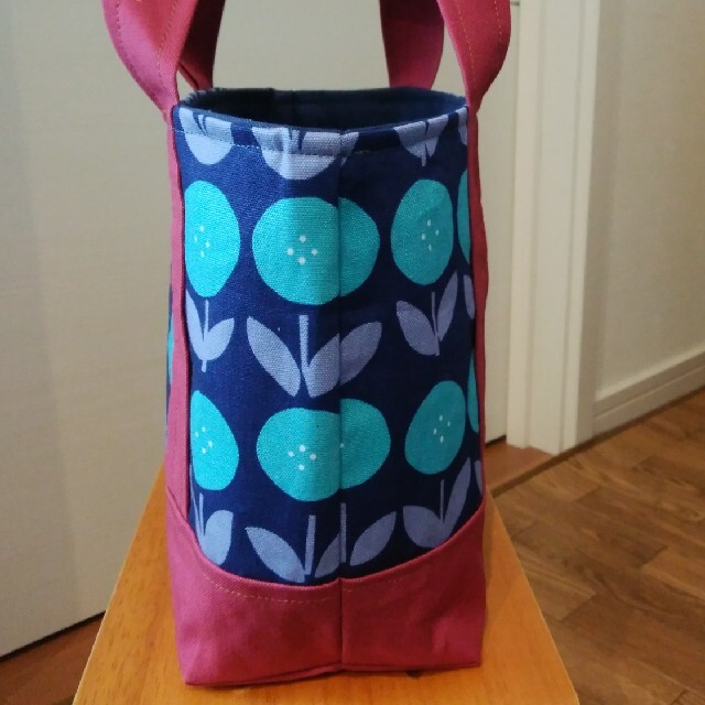 ミニトートバッグ 北欧風花柄ブルー＆ローズレッド ハンドメイドのファッション小物(バッグ)の商品写真