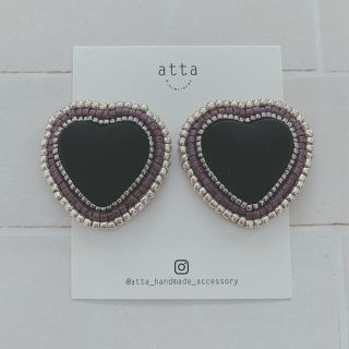 マットブラックハートの刺繍ピアス/イヤリング(ピアス)