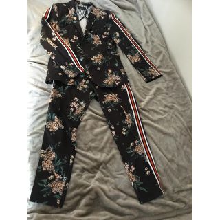 ザラ(ZARA)の【美品・古着】ZARA タイガー柄ジャージ素材スーツ 上下セットアップ(セットアップ)