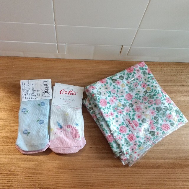 Cath Kidston(キャスキッドソン)のキャスキッドソン ベビー靴下 タオルハンカチセット キッズ/ベビー/マタニティのこども用ファッション小物(靴下/タイツ)の商品写真