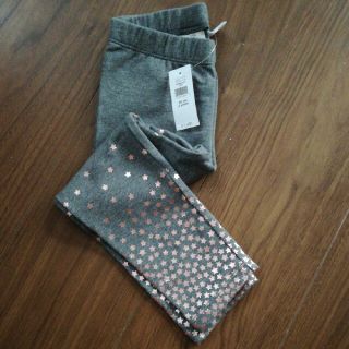 ベビーギャップ(babyGAP)の【ワハハ♪♪様】新品☆GAP　レギンス95㎝　グレー×ピンクスター(パンツ/スパッツ)