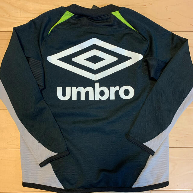 UMBRO(アンブロ)のアンブロ　サッカートップス　120センチ　 スポーツ/アウトドアのサッカー/フットサル(ウェア)の商品写真