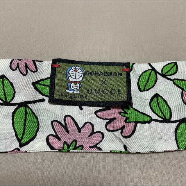 Gucci(グッチ)の【未使用】グッチ　ドラえもん　ツイリー　スカーフ　 レディースのファッション小物(バンダナ/スカーフ)の商品写真