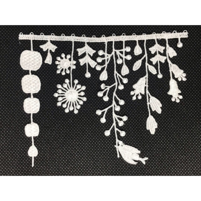 白シングル小鳥とお花と小枝の色々タッセルレース ケミカルレース 計り売り ハギレ ハンドメイドの素材/材料(各種パーツ)の商品写真