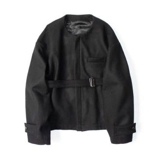 コモリ(COMOLI)のstein NO COLLOR BELTED JACKET(ブルゾン)