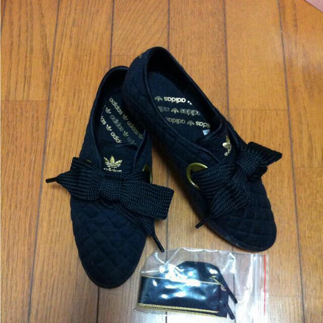 adidas ビックリボンスニーカー