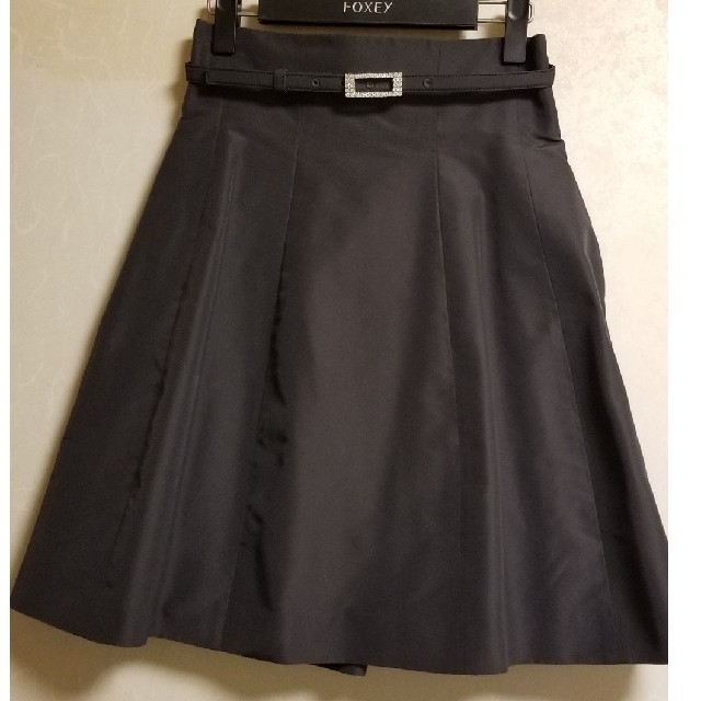FOXEY(フォクシー)の【OLAMEさま専用未使用】FOXEYBOUTIQUEシルクスカートダークグレー レディースのスカート(ひざ丈スカート)の商品写真