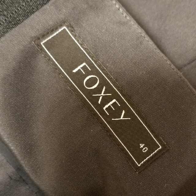 FOXEY(フォクシー)の【OLAMEさま専用未使用】FOXEYBOUTIQUEシルクスカートダークグレー レディースのスカート(ひざ丈スカート)の商品写真