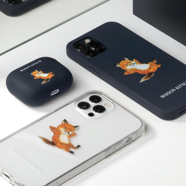 MAISON KITSUNE'(メゾンキツネ)の【ブラック】メゾンキツネ CHILLAX FOX iPhone12ケース スマホ/家電/カメラのスマホアクセサリー(iPhoneケース)の商品写真