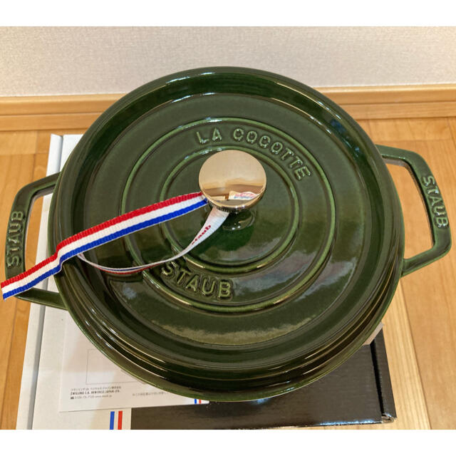 STAUB(ストウブ)の【保証付新品未使用】staub ココットラウンド　バジルグリーン　22cm インテリア/住まい/日用品のキッチン/食器(鍋/フライパン)の商品写真