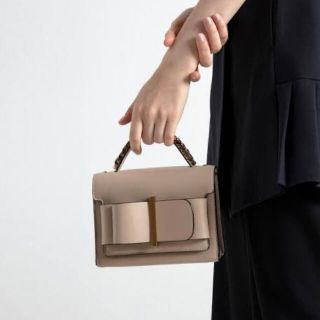 チャールズアンドキース(Charles and Keith)のチャールズアンドキース　ボウバックルチェーントップハンドルバッグ(ショルダーバッグ)