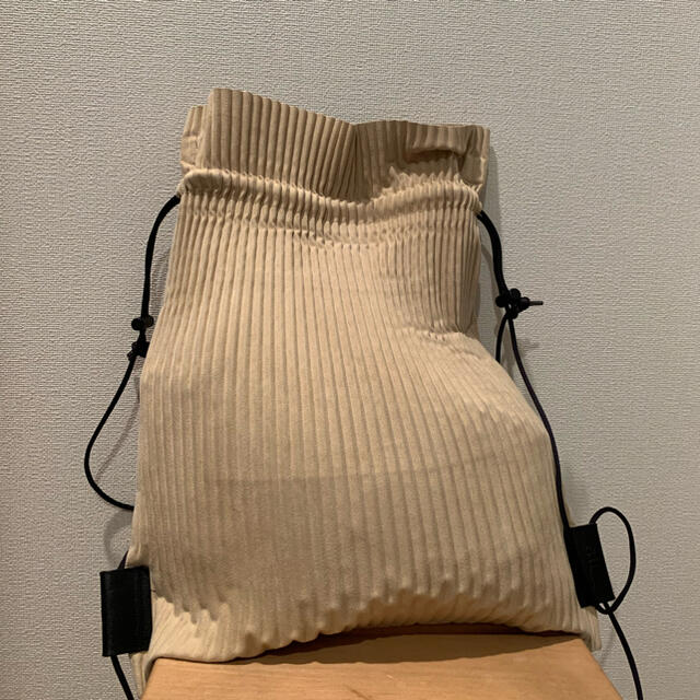 ISSEY MIYAKE(イッセイミヤケ)のisseymiyake me プリーツ ナップサック レディースのバッグ(リュック/バックパック)の商品写真