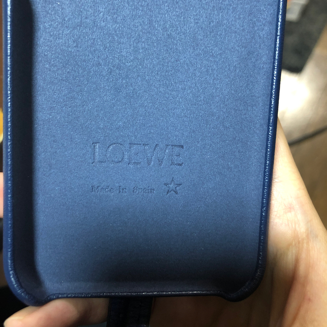 LOEWE(ロエベ)のiPhoneケース スマホ/家電/カメラのスマホアクセサリー(iPhoneケース)の商品写真