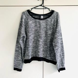 エイチアンドエム(H&M)のモザイク柄トップス　ブラック　ホワイト　万能　(カットソー(長袖/七分))