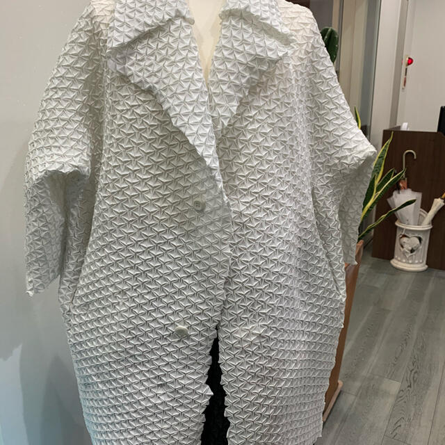 ISSEY MIYAKE(イッセイミヤケ)のイッセイミヤケ　コレクション　ロングジャケット未使用品（コート）（128） レディースのジャケット/アウター(ロングコート)の商品写真