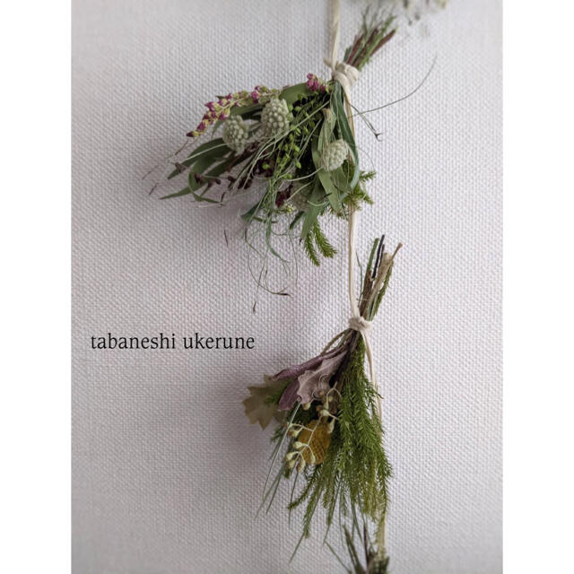 季節の草花を紡いだ ナチュラルな雰囲気の縦長 ガーランド ドライフラワー ハンドメイドのフラワー/ガーデン(ドライフラワー)の商品写真