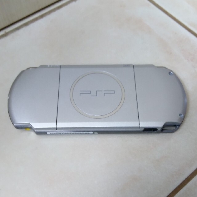 PlayStation Portable(プレイステーションポータブル)の美品【フルセット PSP-3000】 エンタメ/ホビーのゲームソフト/ゲーム機本体(携帯用ゲーム機本体)の商品写真