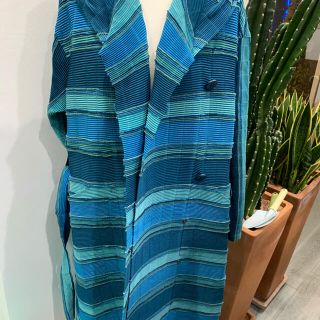 イッセイミヤケ(ISSEY MIYAKE)のイッセイミヤケ　コレクションコート（ワンピースでもOK）美品（135）(ガウンコート)