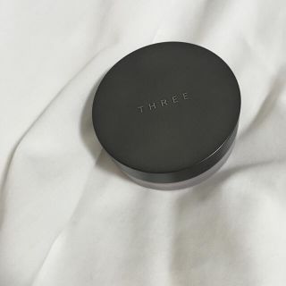 スリー(THREE)のTHREE アドバンスドシリアルスムースオペレータールースパウダー 01(フェイスパウダー)