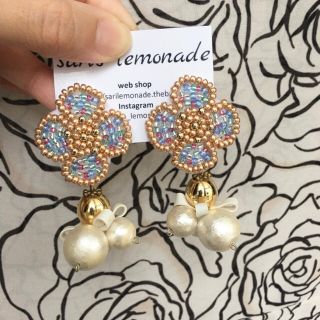 ハンドメイド ピアス イヤリング 花 4枚花弁×コットンパールマルチカラー(ピアス)