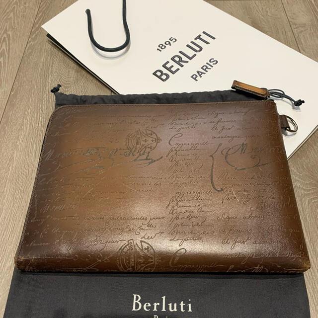 Berluti(ベルルッティ)の【美品】BERLUTI ベルルッティ　クラッチ　ニノGM カリグラフィ メンズのバッグ(セカンドバッグ/クラッチバッグ)の商品写真