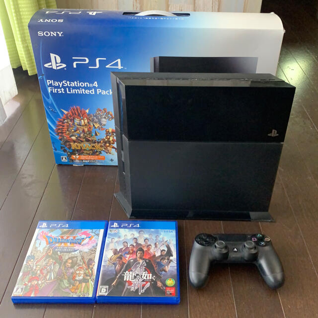 PlayStation4(プレイステーション4)のプレイステーション4 First Limited Pack/PS4/CUHJ10 エンタメ/ホビーのゲームソフト/ゲーム機本体(家庭用ゲーム機本体)の商品写真