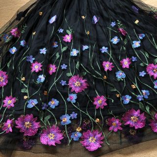 カマイウ(Camaieu)のCAMAIEU 美品S〜Mチュールレース刺繍お花素敵膝下スカート　フランス(ひざ丈スカート)