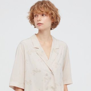 ユニクロ(UNIQLO)のユニクロ　UNIQLO レーヨンオープンカラーブラウス　トップス(シャツ/ブラウス(長袖/七分))