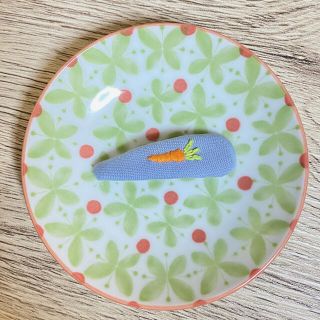 にんじん 刺繍 の くるみパッチンピン(ファッション雑貨)