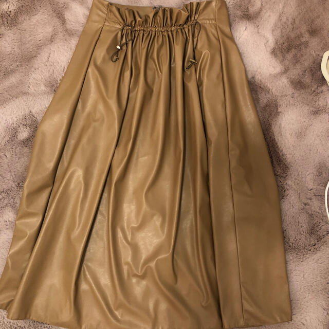 TOMORROWLAND(トゥモローランド)のライトフェイクレザー フロントギャザースカート レディースのスカート(ひざ丈スカート)の商品写真