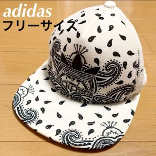 アディダス(adidas)のadidas 白 キャップ バンダナ柄(キャップ)