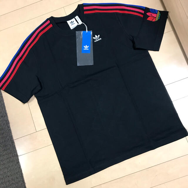 adidas(アディダス)の【新品】アディダスオリジナルス　半袖Tシャツ　サイズO（XL）ブラック　赤 メンズのトップス(Tシャツ/カットソー(半袖/袖なし))の商品写真