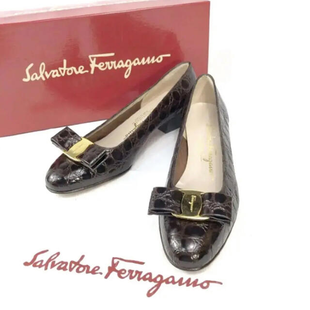 Salvatore Ferragamo(サルヴァトーレフェラガモ)の【超美品】フェラガモ ヴァラ リボン パンプス クロコ型押し 約22.5cm レディースの靴/シューズ(ハイヒール/パンプス)の商品写真