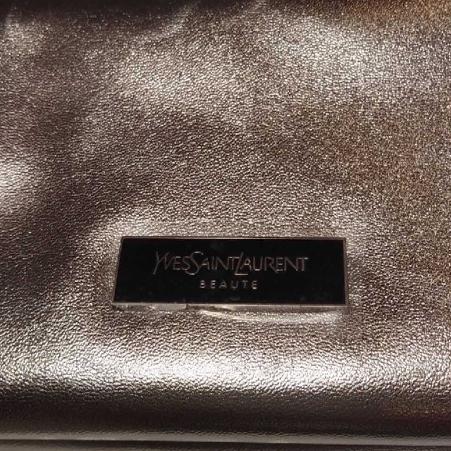 Yves Saint Laurent Beaute(イヴサンローランボーテ)のイブサンローラン☆シルバー YSL ポーチ☆新品・未使用品 レディースのファッション小物(ポーチ)の商品写真